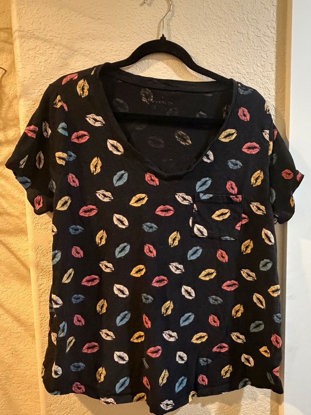 torrid Black Short Sleeve V-Neck Tee with Multicolor Lip Print